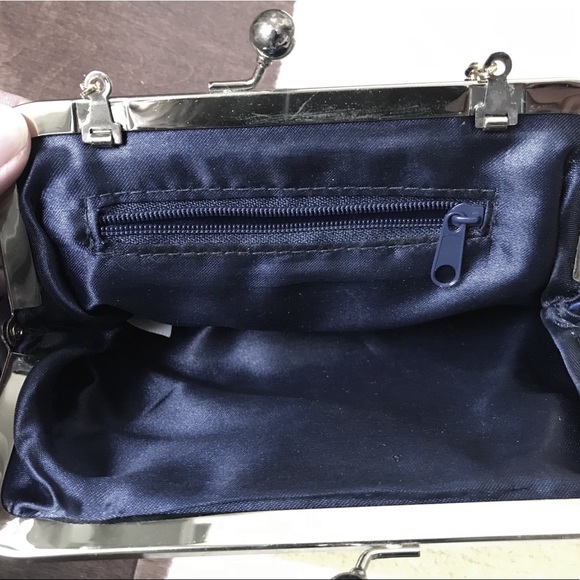 Blue beaded bag with gold tone kiss lock closure - Picture 13 of 15